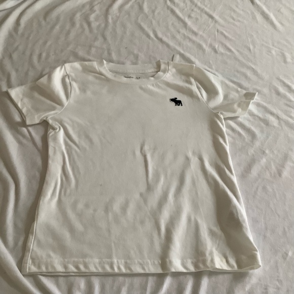 NWOT New 3 pack Abercrombie Kids t-shirt, white color, Size 5/6 - Picture 2 of 9